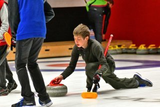 Rejan Rizvani, joueur "Lead" de l'équipe junior du curling club de Champéry.